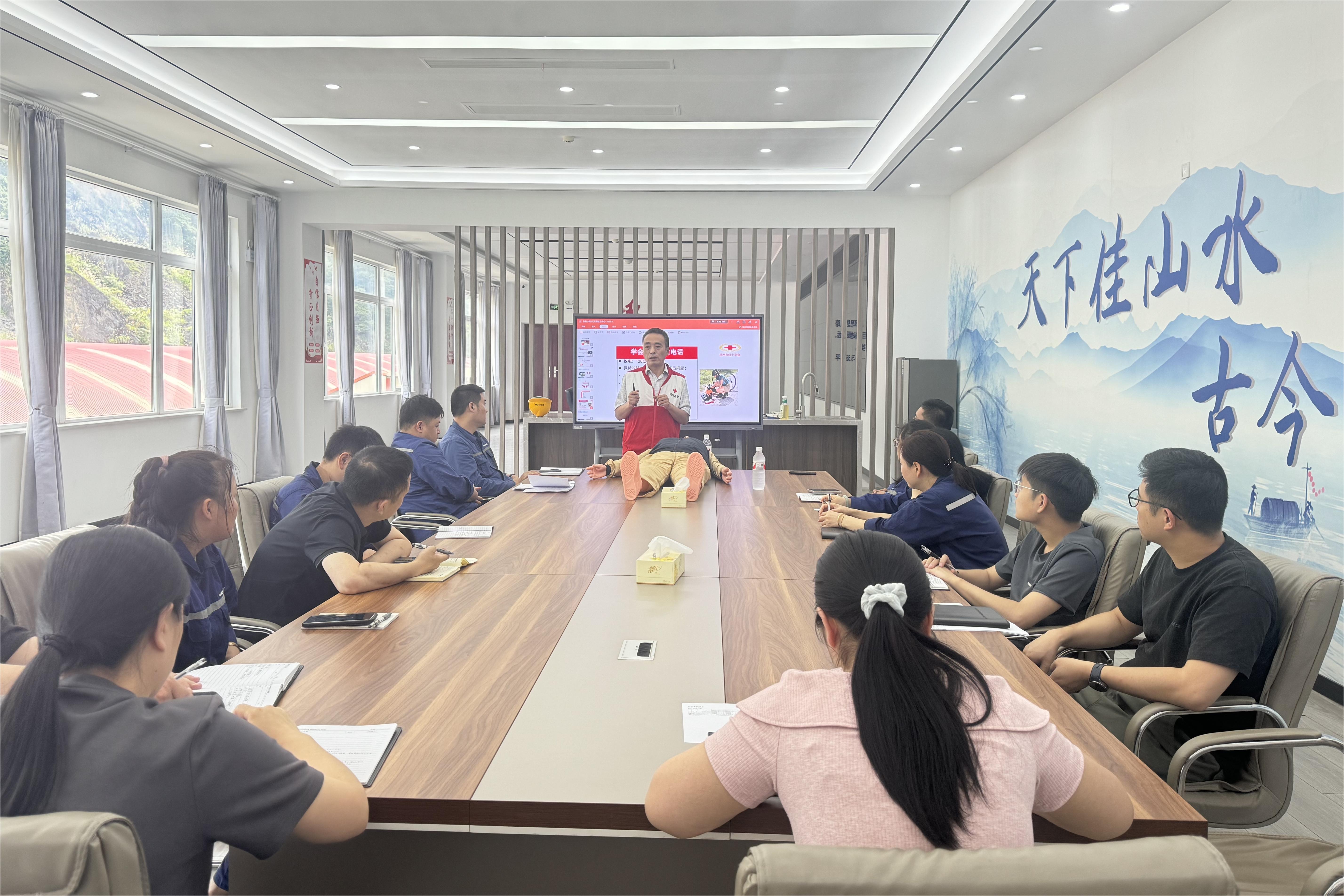 富阳海中特邀渌渚镇红十字会开展应急救护知识培训